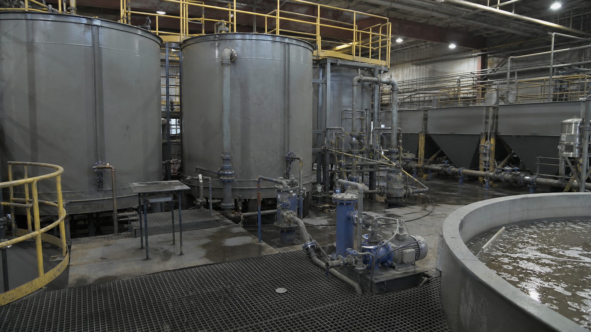 Activated carbon gold recovery circuit atmosphere with adsorption tanks and plant piping